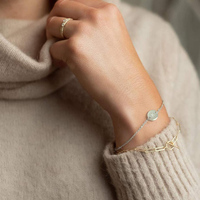 Pulsera con letra inicial para mujer, brazalete de acero inoxidable con nombre de moneda delicado, colgante con letra del alfabeto
