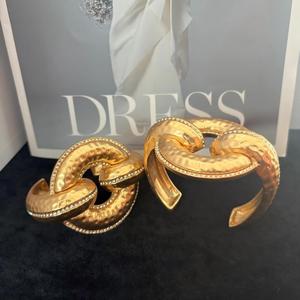 Bracciale in Ottone Placcato Oro 18k Schiaparelli, Motivo Martellato, Senza Sbiadimento, Gioielli all'Ingrosso - Product Image 1