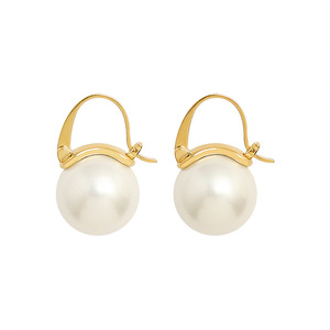 Pendientes de Perlas con Clip de Acero Inoxidable y Oro PVD de 18K |   Diseño de Perlas Falsas Grandes Blancas y Grises |   Joyería Moderna e Hipoalergénica - Product Image 1