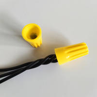 Connecteurs de fils à vis avec écrou, bornes à sertir rapides et ressort pour connexions de fils éclairées.
