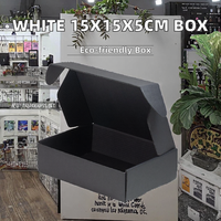 Boîte d'expédition en carton ondulé recyclable blanche 15*15*5cm avec revêtement UV, doublure en éponge et fermeture magnétique pour l'emballage de chaussures et de chaussettes