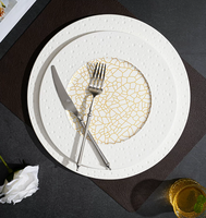 Assiette de table occidentale en porcelaine blanche de luxe avec bordure à points en relief, vaisselle fine pour restaurant et hôtel
