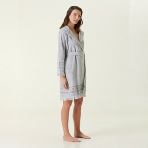 Peignoir à capuche en tissu éponge pour femme, longueur genou, couleur unie, doux, 100 % coton, avec détails à franges, idéal pour le printemps - Product Image 1