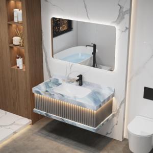 Lussuoso Set Moderno per Bagno con Lavabo Sospeso in Pietra Sinterizzata Calacatta Bianca, Texture Ruvida, LED e Installazione Sottopiano Senza Giunture - Product Image 6