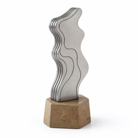 Frond Metall Umweltfreundliche 3D-Trophäe Gebogenes Champagner-Goldblatt-Trio-Design Maßgefertigte Auszeichnungstrophäe für Natur