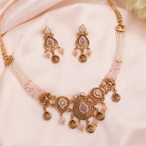 Ensemble de collier traditionnel en perles kundan avec pierres rose pâle, bijoux ethniques dorés pour mariages. - Product Image 4
