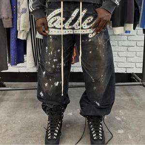 맞춤형 헤비웨이트 남성 힙합 스트리트 레트로 진: 루즈핏, 빈티지 애시드 워시, 찢어진 스프레이 페인트 및 라인석 디테일 - Product Image 3