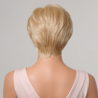 Perruque synthétique brune naturelle à livraison rapide d'usine, douce, de haute qualité, avec frange latérale, mèches blondes dorées, coupe pixie courte