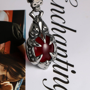 Pendentif Crâne Rétro avec Pierre Rouge Grenade Sertie à la Main, Collier Tendance, Bijou Thème Charme, Accessoire Cadeau - Product Image 4