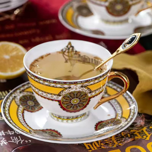 Service à thé et à café en porcelaine fine avec motifs arabes. La tasse est ornée d'un bord doré pour rehausser son aspect luxueux et élégant. - Product Image 2