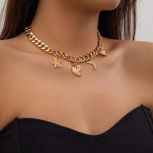 Collier en coquillage doré pour femmes Collier pendentif étoile de mer conque dauphin Collier ras de cou de plage en or Chunky Collier ras du cou d'été pour femmes - Product Image 1