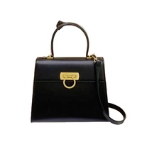 Tas Tangan Kulit Putih Mewah Elegan dengan Tutup Lipat, Pegangan Atas, dan Tali Selempang Lepas Pasang untuk Pernikahan, Aktivitas Sehari-hari, dan Perjalanan.