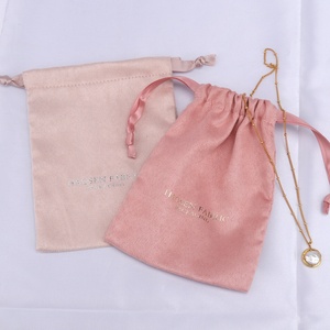 ถุงกำมะหยี่สีเบจขนาดเล็กแบบมีเชือกผูกสำหรับใส่ของขวัญ เช่น ต่างหู สร้อยคอ กำไลข้อมือ  พร้อมบริการปั๊มร้อนลายลงบนผ้ากำมะหยี่ - Product Image 4