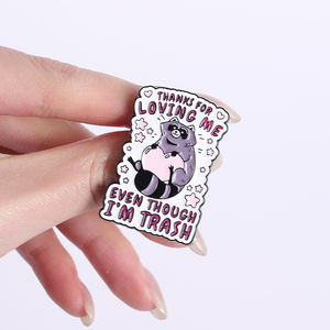 เข็มกลัดเคลือบลายการ์ตูนแรคคูนตลกๆ ข้อความ "ฉันเป็นขยะ" ขอบคุณที่รักฉันแม้กระทำอย่างไรก็ตามฉันก็เป็นขยะ  เข็มกลัดติดเสื้อ  เครื่องประดับตลกๆ - Product Image 3