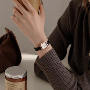 Petite montre carrée pour femme étanche avec un style romain rétro simple avec un bracelet en cuir de style business - Product Image 4