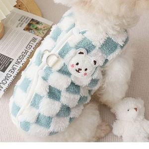 Gilet mignon pour chien et chat, en polaire jaune à carreaux, vêtements chauds d'automne et d'hiver avec patch ours pour petits animaux de compagnie - Product Image 2