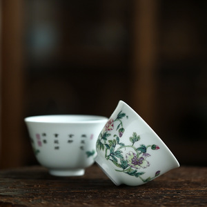 Elegante Taza de Té Kung Fu de Cerámica China con Diseño de Caligrafía de Rosas y Cubo de Flores Rojas Horneadas, Exclusiva para Personajes - Product Image 2