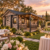 Maison modulaire préfabriquée moderne avec revêtement mural en pierre et terrasse couverte pour lieu de mariage, jardin ou espace événementiel