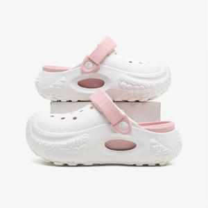 Sandalias de Plataforma Crocs Blancas y Rosas, Suela Gruesa Antideslizante, para Playa y Exteriores, Punta Cerrada, Estilo Veraniego, Diseño Moderno con Aberturas - Product Image 2