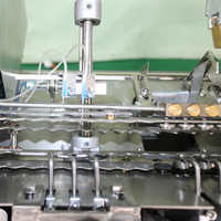 Machine de remplissage et de scellage d'ampoules en plastique de liquide pneumatique de qualité