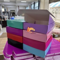 Dossiers en papier recyclé pour présentation de produits de soin, vêtements, chaussettes, robes de soirée, emballage de luxe avec gaufrage et pelliculage mat