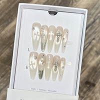 Ongles longs faits main à pression, motif œil de chat argenté, croix gothique et perles diamantées, élégants ongles français chic, vente en gros