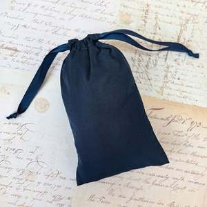 Sacs cadeaux en coton recyclable à cordon de serrage, imprimés en noir avec logo personnalisé, pour bijoux et montres - Product Image 4