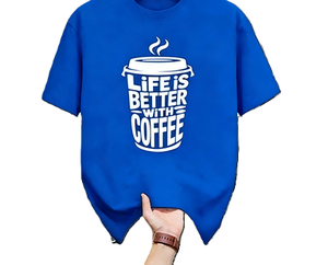 T-shirt 100% cotone 180g casual unisex con <span class=keywords><strong>grafica</strong></span> 'Life Is Better With Coffee Cup', citazione per amanti della caffeina e baristi, <span class=keywords><strong>tipografia</strong></span> - Product Image 1