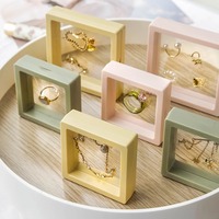 Boîte de présentation de bijoux carrée simple en film PE transparent avec emballage suspendu et fermeture à boucle