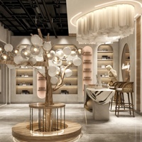 Système d'étagères de présentation de produits de soin de la peau de luxe en forme d'arche avec vitrine murale éclairée pour l'aménagement de salons de beauté et de manucure