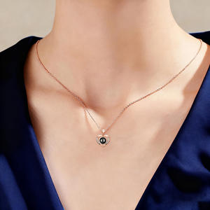 สร้อยคอจี้ฉายภาพรูปหัวใจประดับเพชรซิคอนอัลลอยด์ ของขวัญวันวาเลนไทน์สุดอินเทรนด์สำหรับผู้หญิง ได้รับ<span class=keywords><strong>ก</strong></span>ารรับรองมาตรฐาน CE  สามารถใส่รูปภาพส่วนตัวได้ - Product Image 4