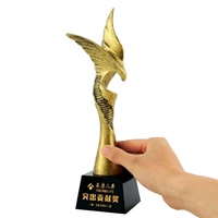 Trophée unique en résine créative en forme d'aigle volant avec base en cristal noir pour récompenses et souvenirs