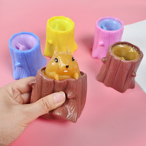 Taza de Ardilla Mágica, Juguete de Peluche para Apretar, Divertido y Novedoso, con Forma de Tronco de Árbol, 4 Colores Surtidos, 7*6.5cm - Product Image 1