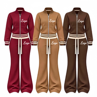 Ensemble de survêtement 2 pièces avec veste zippée à col montant et pantalon évasé, motif logo personnalisé, rayures latérales et blocs de couleur en tricot côtelé