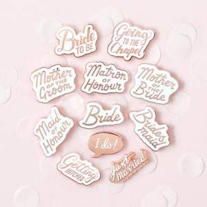 หมุดเคลือบโลหะสำหรับงานแต่งงานงานออกแบ<span class=keywords><strong>บ</strong></span>ได้ฟรีขายส่งเคลือบสีที่กำหนดเองเจ้าสาวขาเคลือบของขวัญเพื่อนเจ้าสาว - Product Image 1