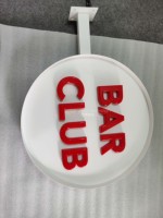 Enseigne de bar personnalisée pour pubs, en acrylique rouge à bords chanfreinés, en acier inoxydable, boîte LED double face, étanche IP67 pour intérieur, fabrication de précision