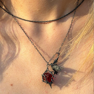 Collier pendentif créatif en résine, motif cage de corbeau tridimensionnelle, en forme de corbeau évidé en pierre rouge foncé, avec chaîne à maillons, personnalisé et de style rétro - Product Image 1
