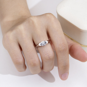 แหวนเพชรเมอร์ควิสทรงเหลี่ยม 18k รุ่น MSR-2153 จาก Messi Jewelry แหวนหมั้นเพชรเลี้ยงในห้องปฏิบัติการ - Product Image 3