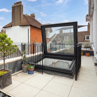 Fenêtre de toit moderne à ouverture par le haut avec cadre en aluminium et verre trempé pour terrasse et entrée d'escalier