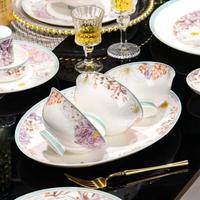 Service de table en porcelaine fine à motifs floraux violets vibrants avec bordure bleu clair, vaisselle en céramique haut de gamme pour banquets