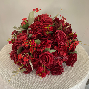 Centrotavola di Lusso con Sfere Floreali di Rose Rosse Bordeaux e Anthurium, Fiori Artificiali in Seta Profumati Fatti a Mano - Product Image 4