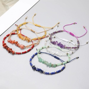 <span class=keywords><strong>Bracelet</strong></span> bohème fait main en cristal de guérison, copeaux de pierres précieuses irrégulières de 5 à 7 mm et perles rondes facettées de 3 mm, réglable avec un espaceur en boule dorée - Product Image 2