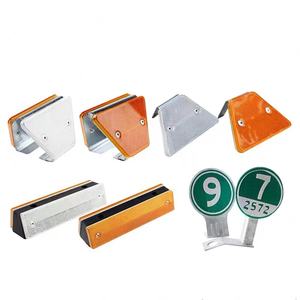 Barrera de barandilla delineadora reflectante de carretera hecha de aluminio trapezoidal PMMA Material de acero de grado de diamante alto - Product Image 6