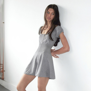 Robe Courte Plissée Tricotée Écologique Unie Décontractée d'Été Coupe Trapèze Extensible Taille Naturelle Manches Courtes Ajustée - Product Image 5