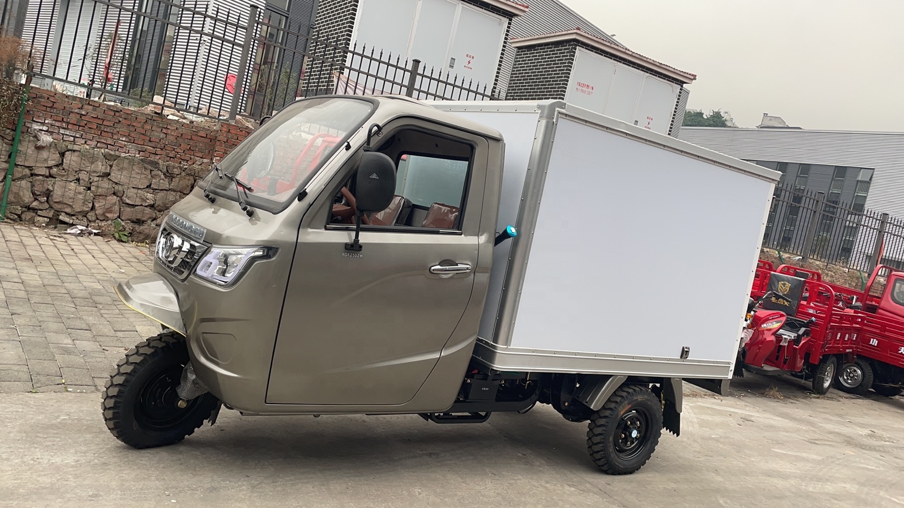 三輪キャビントライク/密閉型運転室と助手席付き/密閉型荷台付き三輪