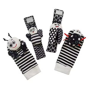 Juguetes para bebés: Set 4 en 1 <span class=keywords><strong>de</strong></span> calcetines y pulseras con sonajero para bebés, diseño <span class=keywords><strong>de</strong></span> abeja y mariquita en blanco y negro, calcetines con sonajero para pies <span class=keywords><strong>de</strong></span> bebé y papel crujiente - Product Image 4