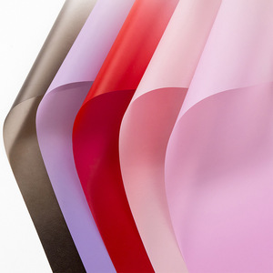 Vente en gros de papier d'emballage floral coréen en couleurs dégradées Enveloppe de fleur imperméable à l'eau enduite de PE pour bouquets au choix du <span class=keywords><strong>fleuriste</strong></span> - Product Image 4