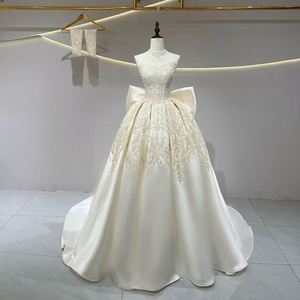 JFH56 Vestido de Novia Moderno de Satén Largo sin Tirantes con Corte en A, Apliques Florales de Cristal, Espalda con Cordones y Cola Capilla - Product Image 1