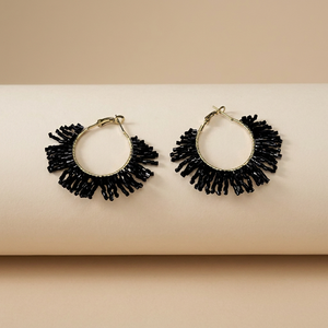 Pendientes de aro con cuentas de vidrio Miyuki negras de corte fino, diseño geométrico bohemio, pendientes de cuentas de semillas, estilo bohemio, aros de moda. - Product Image 1