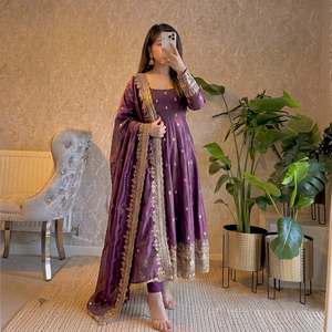 Ensemble Anarkali en soie violette avec dupatta, tenue traditionnelle indienne et pakistanaise pour femme, longueur ras du sol, pour mariage, extensible et coupe ample - Product Image 1